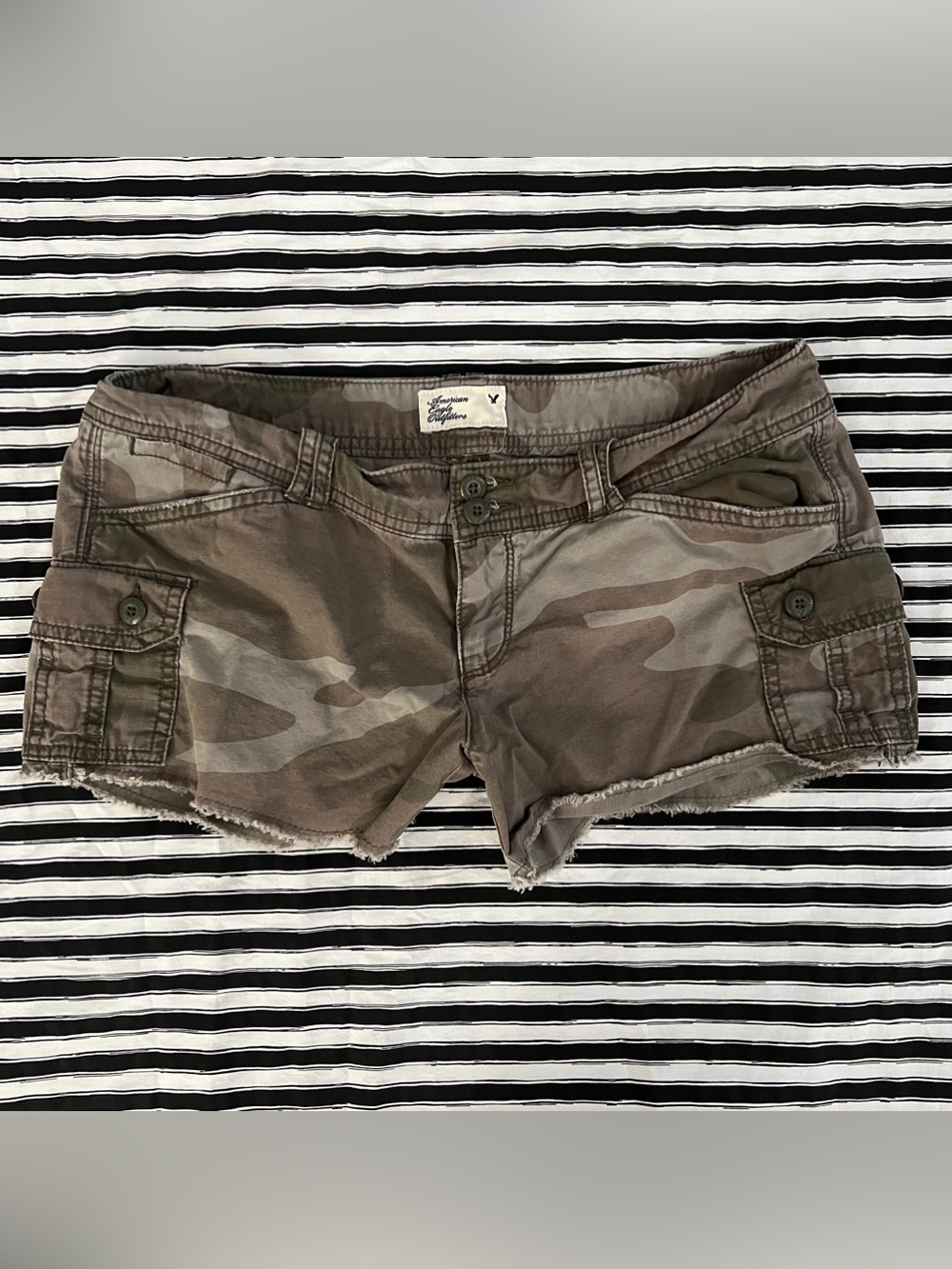 Low rise American Eagle camo shorts